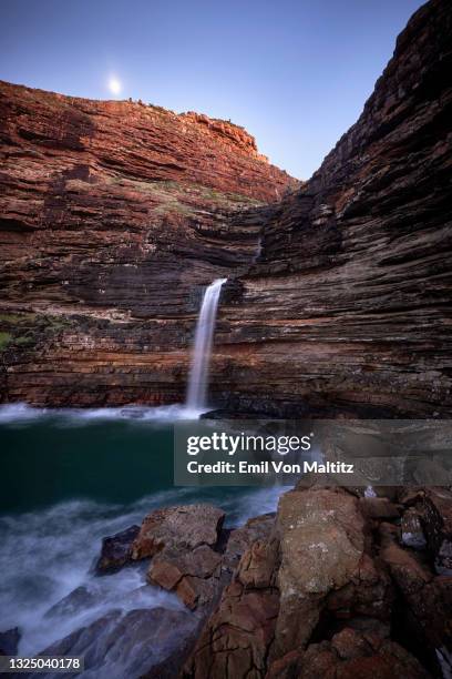 moon setting over waterfall bluff, eastern cape, south africa - wild coast stock-fotos und bilder