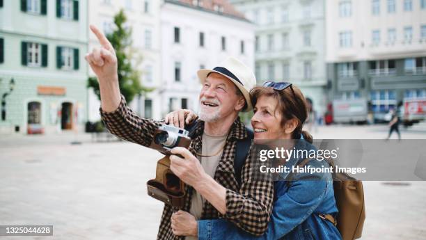 senior couple travelers sightseeing in city. - attraction bildbanksfoton och bilder