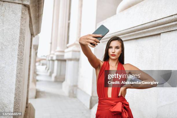 selfie elegante por beleza feminina em roupas vermelhas fora - mulher sedutora - fotografias e filmes do acervo