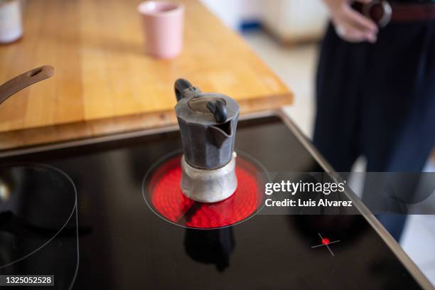 moka pot on stove - herde stock-fotos und bilder