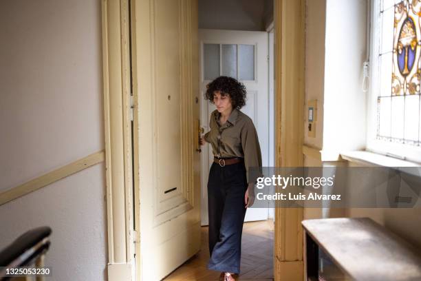 non-binary person going out - entrée appartement photos et images de collection