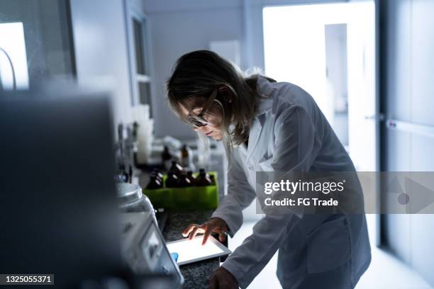 female scientist working in a laboratory - lab night stock pictures, royalty-free photos & images