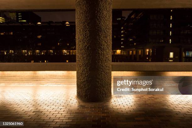 rough hammered concrete finish on a column at the barbican - barbican stock-fotos und bilder
