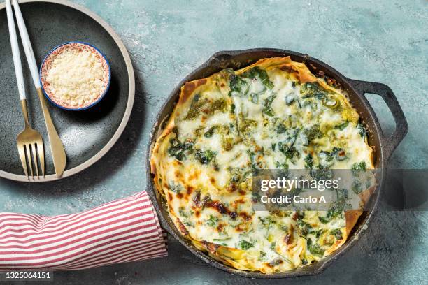 vegetarian lasagne spinach leek - spinat stock-fotos und bilder