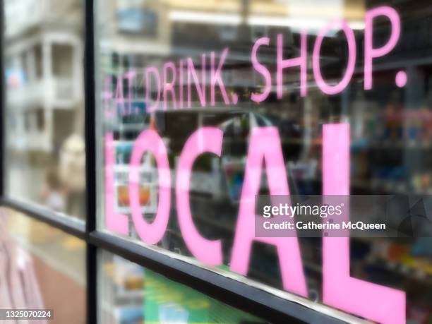 shop local retail window sign - localidad pequeña fotografías e imágenes de stock