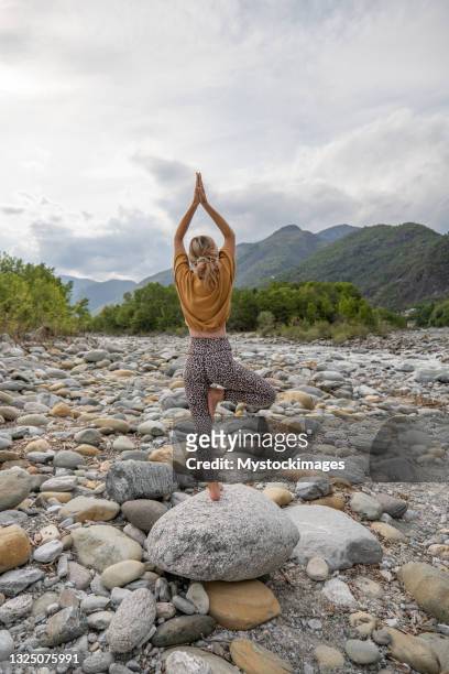 junge frau, die yoga in der natur übt - mindfulness stock-fotos und bilder