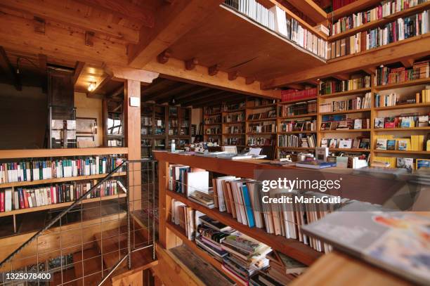 biblioteca con muebles de madera - libreria fotografías e imágenes de stock