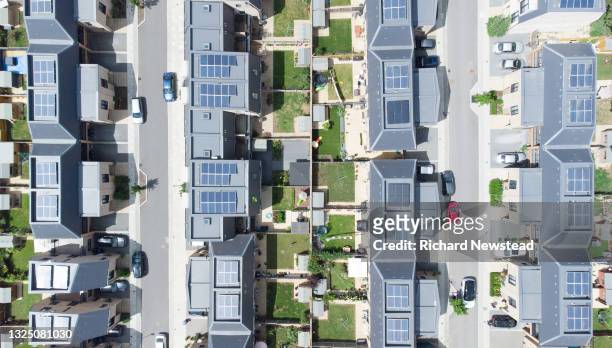 solar panel housing - modern garden shed stockfoto's en -beelden