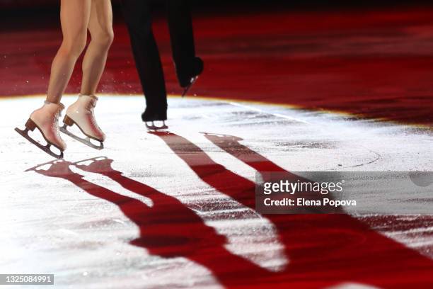 figure skating low section's silhouette with illuminating ice reflection - figure skating stock pictures, royalty-free photos & images