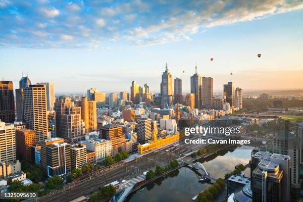 hot air balloons aloft over melbourne city at dawn, victoria, australia. - melbourne fotografías e imágenes de stock