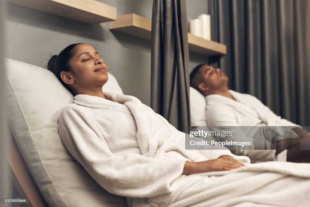 Foto de una joven pareja pasando el día juntos en un spa