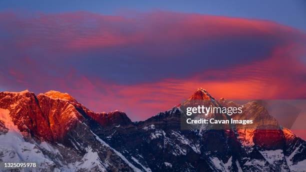 sunset light, mt everest (8848m), sagarmatha national park, khumbu region, nepal. - mount everest foto e immagini stock