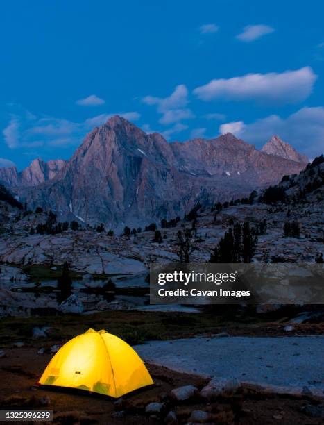 glowing tent below picture peak - bishop foto e immagini stock