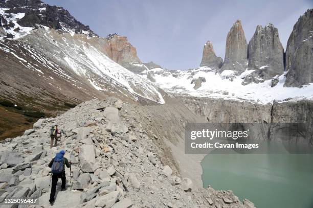 trekking chile. - torres del paine national park imagens e fotografias de stock