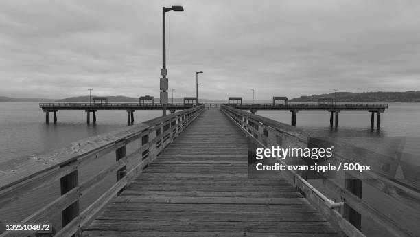 view of pier over sea against sky,tacoma,washington,united states,usa - verwaltungsbezirk pierce county stock-fotos und bilder