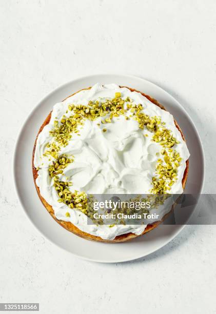 cake with whipped cream and pistachio on white background - cake from above stock pictures, royalty-free photos & images