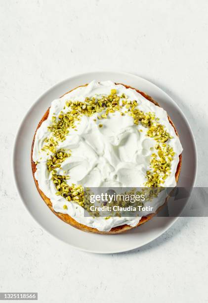 cake with whipped cream and pistachio on white background - whip cream cake - fotografias e filmes do acervo