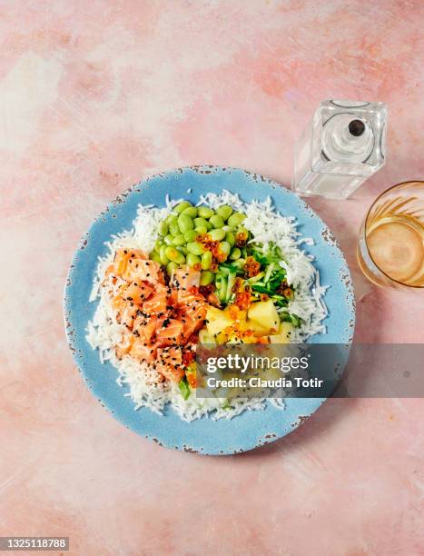 seafood (poke) dish on pink background - rice food staple stockfoto's en -beelden