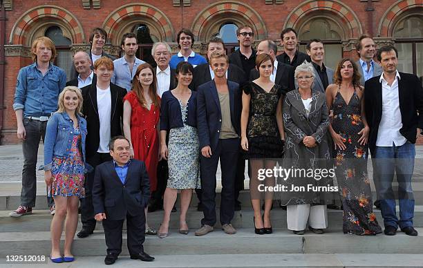 Emma Watson, Rupert Grint, Ralph Fiennes, Robbie Coltrane, Warwick Davis, Tom Felton, Michael Gambon, Domnhall Gleeson, Jason Isaacs, Matt Lewis,...