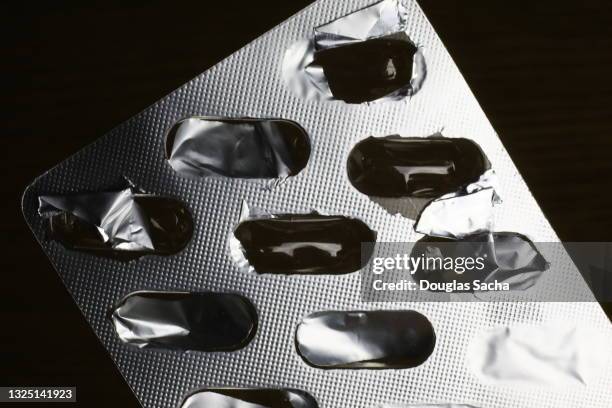prescription pills in blister pack - blister pack stock-fotos und bilder