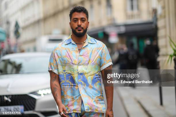 Slimane Nebchi, singer and winner of the fifth edition of The Voice France, wears a pastel colored shirt with short sleeves and printed patterns,...