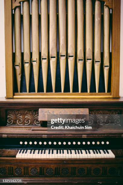 old vintage antique pipe organ - church organ fotografías e imágenes de stock