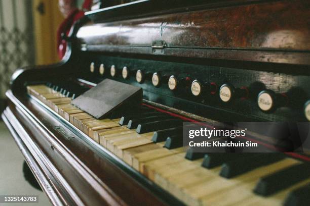 close up of old vintage antique grand piano keys. - 鼓浪嶼 ストックフォトと画像
