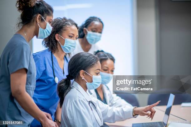 group of female medical researchers - black people wearing masks stock pictures, royalty-free photos & images