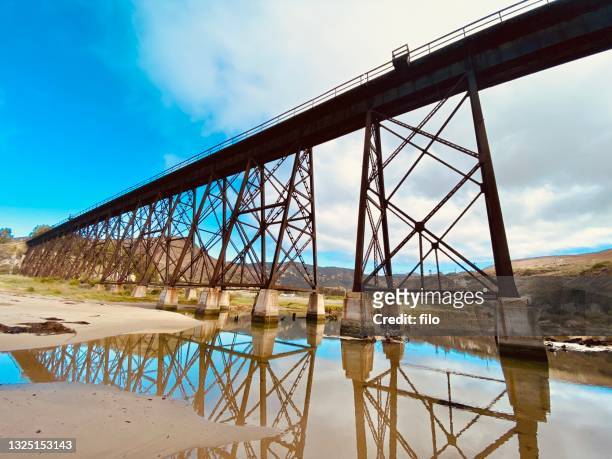 railroad bridge - ponte ferroviária imagens e fotografias de stock