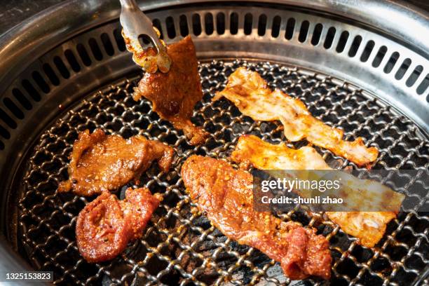 close-up of meat on barbecue grill - yakiniku - fotografias e filmes do acervo