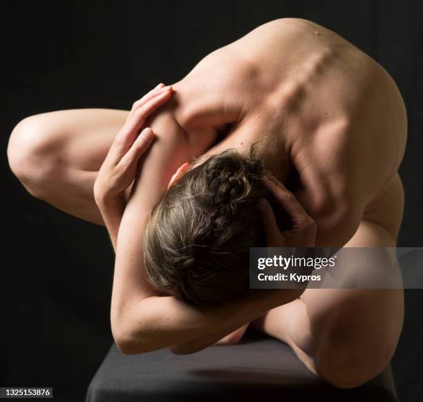 studio shot of female human body - dorso umano foto e immagini stock