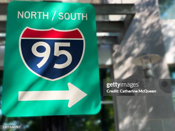 highway interstate sign - interstate 95 stock pictures, royalty-free photos & images