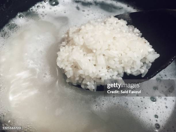 cook rice - arroz fotografías e imágenes de stock
