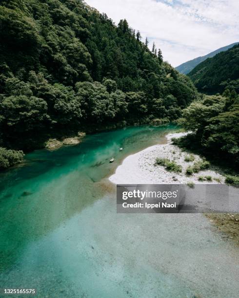 aerial view of clear river water with kayaks, shikoku, japan - kochi japan stock pictures, royalty-free photos & images