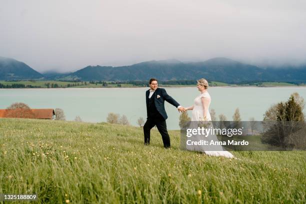 wedding photography in the mountains - fassen foto e immagini stock