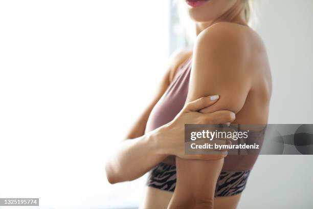 mujer deportiva con una lesión deportiva - debilidad fotografías e imágenes de stock