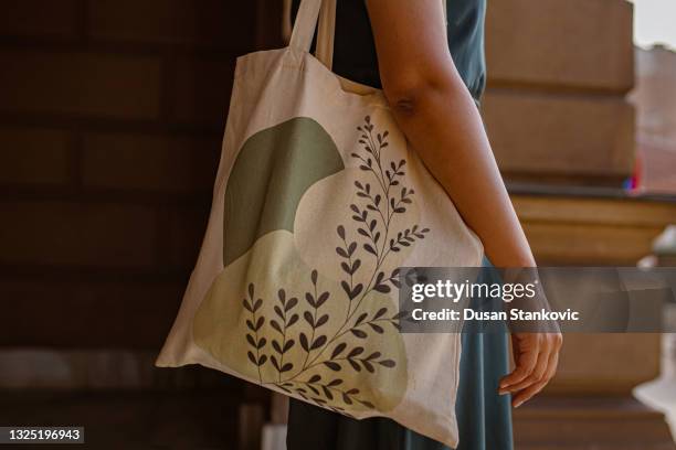 guarde la tierra y use la bolsa de mano reciclable en lugar de una bolsa de plástico - bolso tote fotografías e imágenes de stock