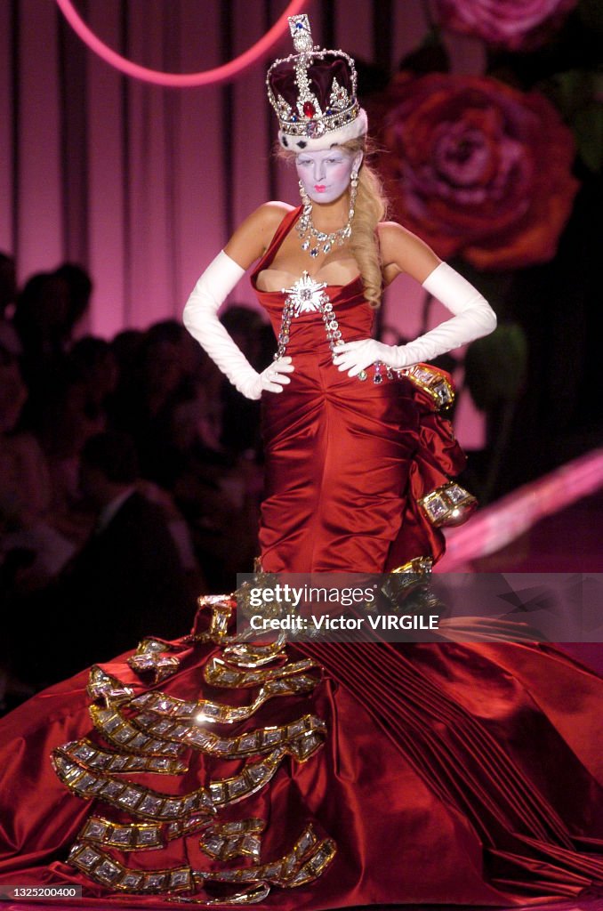 Dior - Runway - Fall/Winter 2004-2005 Paris Haute Couture Fashion Week