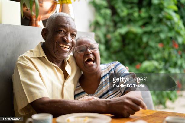 porträt eines glücklichen seniorenpaares zu hause - humility stock-fotos und bilder