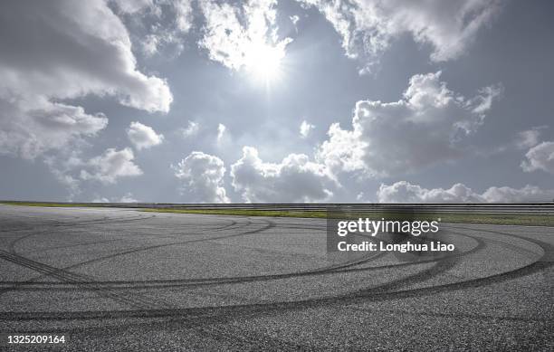 a road surface with tire tracks - sports track fotografías e imágenes de stock