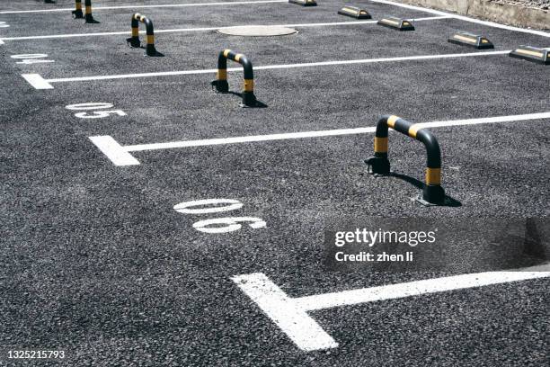 full frame shot of parking space - stationnement photos et images de collection