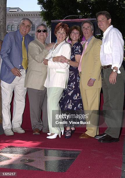 Actress Marion Ross, center is joined by director Garry Marshall, left and fellow "Happy Days" cast members Tom Bosley, Erin Moran, Henry Winkler and...