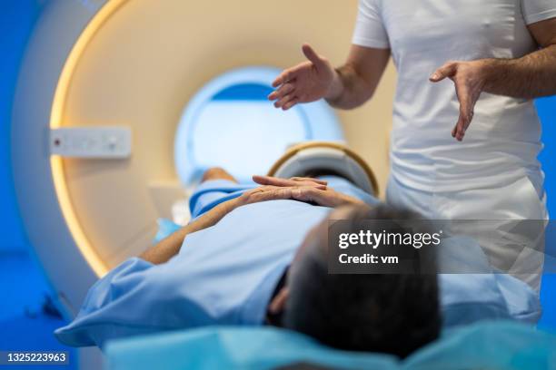 Mri Pacientes Two Mature Doctors Discussing Patients X Ray And Mri Scans Photos and ...