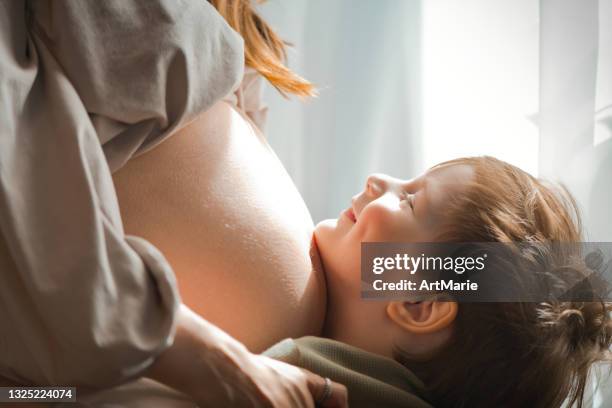 little boy with his pregnant mother - little kids belly imagens e fotografias de stock