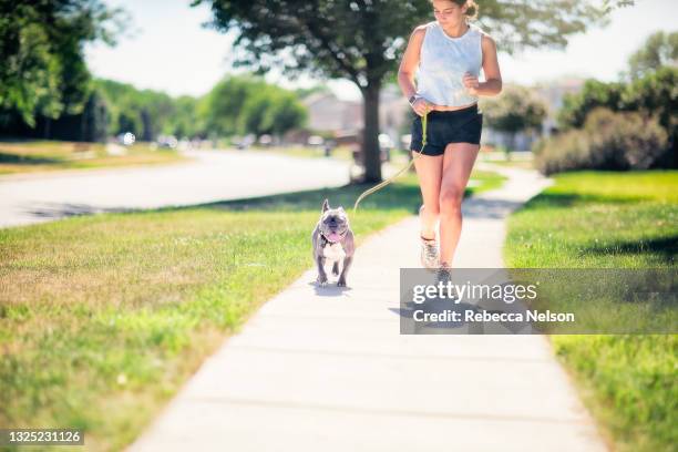 teenage girl and french bulldog on a run - alleen één tienermeisje stockfoto's en -beelden
