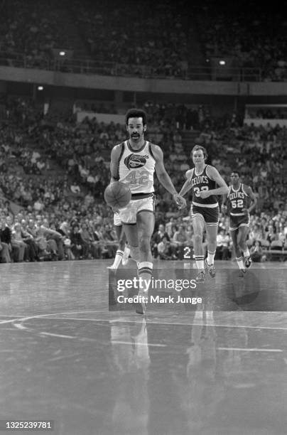 Denver Nuggets forward Willie Wise races downcourt with the ball, chased by Boston Celtics forwards Steve Kuberski and Norm Cook during an NBA...