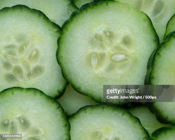 full frame shot of cucumber slices,united kingdom,uk - cucumber stock-fotos und bilder