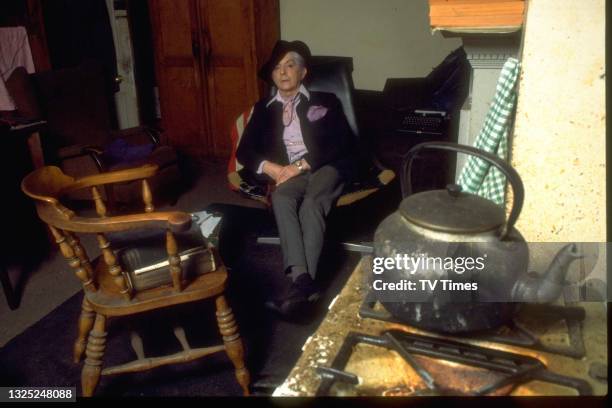 Writer Quentin Crisp photographed at home in New York, circa 1977.