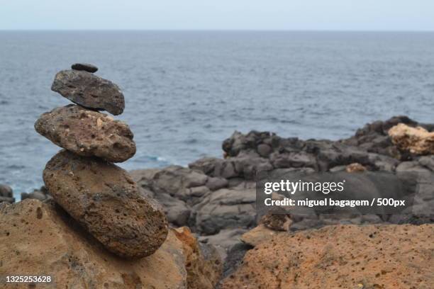 close-up of rocks on beach against sky - bagagem 個照片及圖片檔