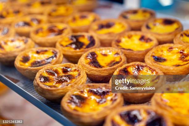 close-up of egg tarts - egg tart stockfoto's en -beelden